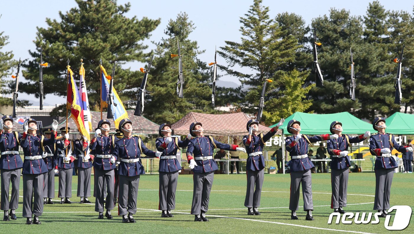 본문 이미지 - 5일 오전 경기 용인시 처인구 육군 제55보병사단 사령부 대연병장에서 열린 부대개방행사에서 지상작전사령부 의장대가 축하공연을 하고 있다. 2023.10.5/뉴스1 ⓒ News1 김영운 기자