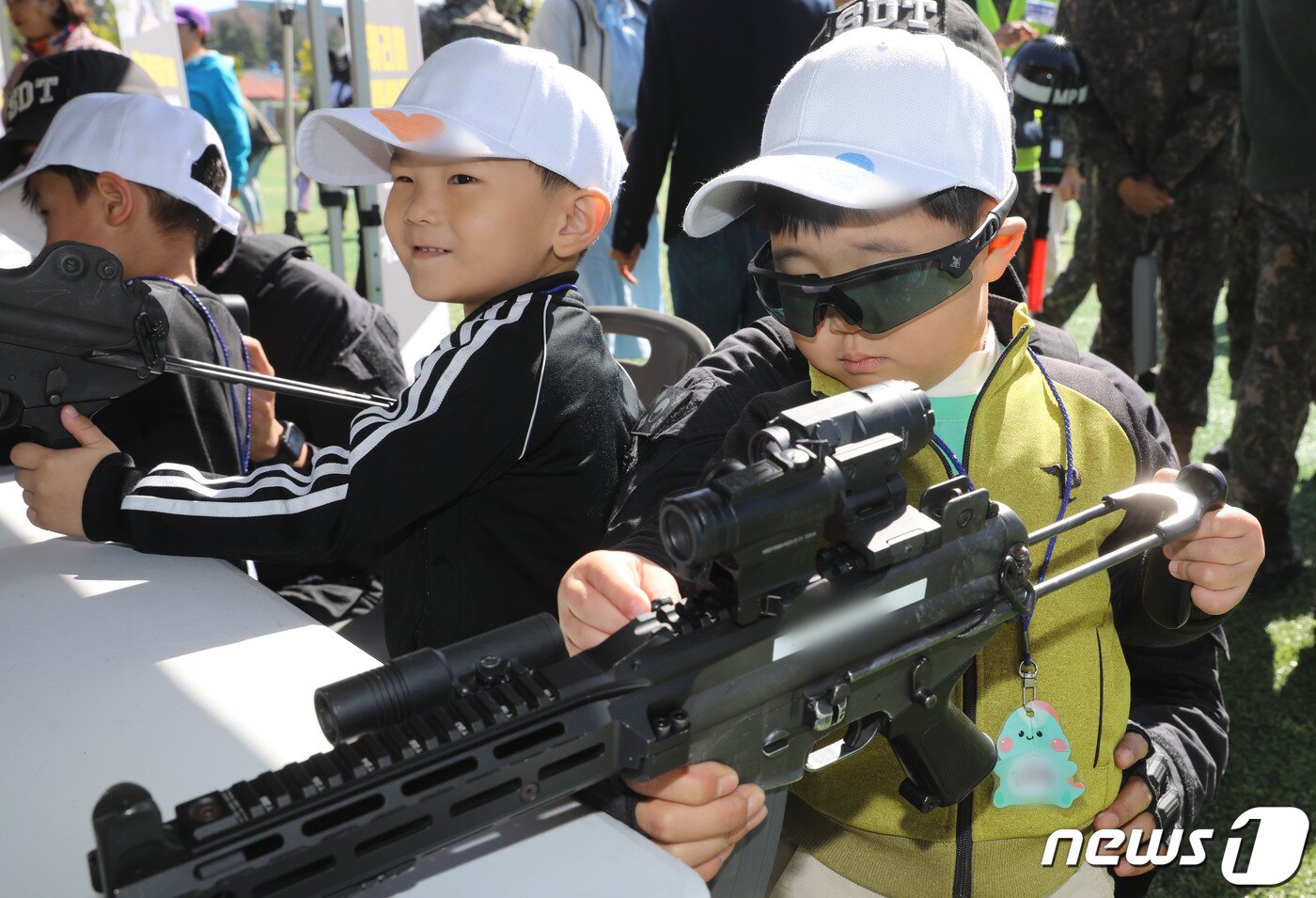 본문 이미지 - 5일 오전 경기 용인시 처인구 육군 제55보병사단 사령부 대연병장에서 열린 부대개방행사를 방문한 어린이들이 다양한 군 장비를 체험하고 있다. 2023.10.5/뉴스1 ⓒ News1 김영운 기자