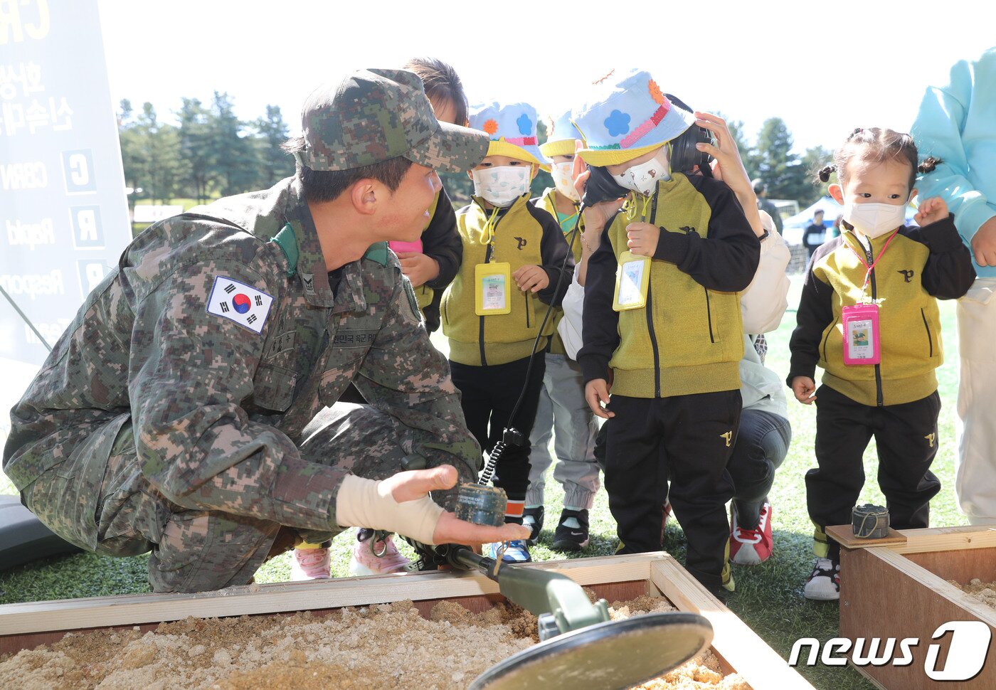 본문 이미지 - 5일 오전 경기 용인시 처인구 육군 제55보병사단 사령부 대연병장에서 열린 부대개방행사를 방문한 어린이들이 다양한 군 장비를 체험하고 있다. 2023.10.5/뉴스1 ⓒ News1 김영운 기자