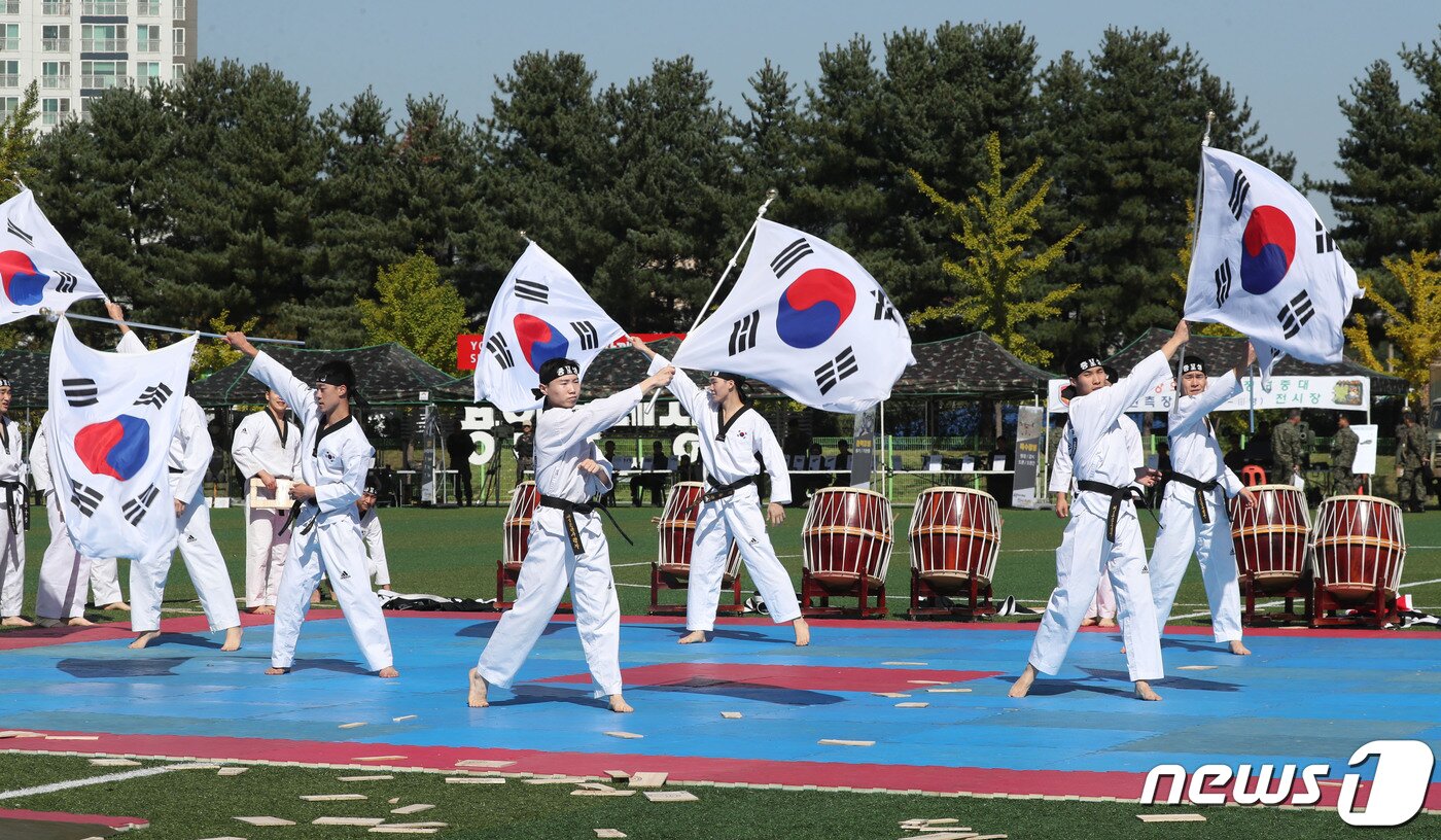 본문 이미지 - 5일 오전 경기 용인시 처인구 육군 제55보병사단 사령부 대연병장에서 열린 부대개방행사에서 1군단 사령부 태권도 시범단이 축하공연을 하고 있다. 2023.10.5/뉴스1 ⓒ News1 김영운 기자