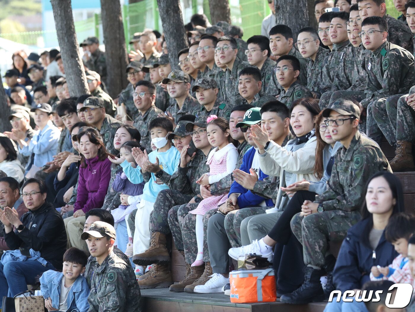 본문 이미지 - 5일 오전 경기 용인시 처인구 육군 제55보병사단 사령부 대연병장에서 열린 부대개방행사에서 장병들과 가족들이 축하공연을 관람하고 있다. 2023.10.5/뉴스1 ⓒ News1 김영운 기자