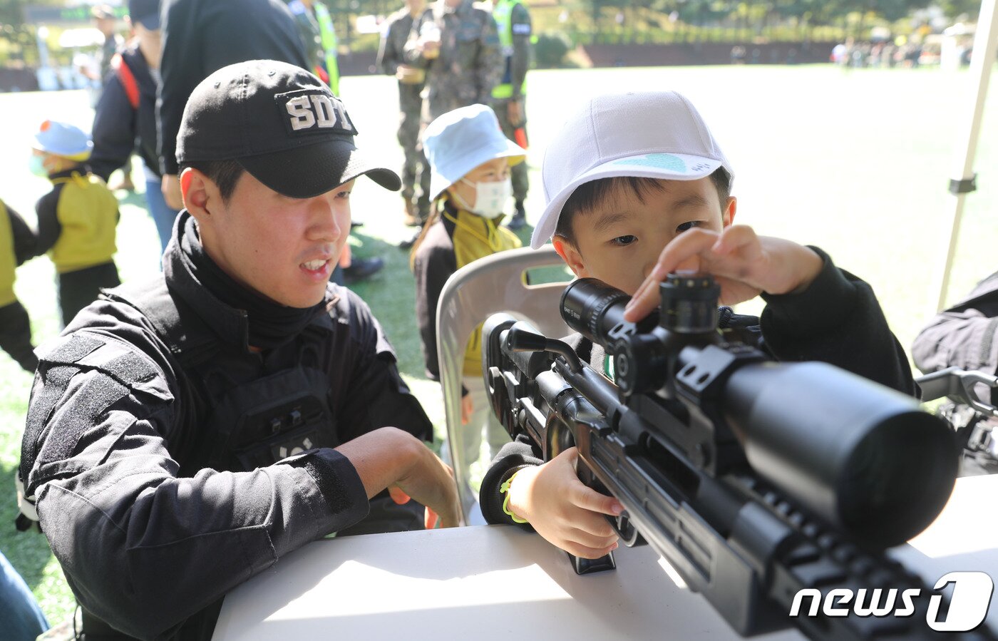 본문 이미지 - 5일 오전 경기 용인시 처인구 육군 제55보병사단 사령부 대연병장에서 열린 부대개방행사를 방문한 어린이들이 다양한 군 장비를 체험하고 있다. 2023.10.5/뉴스1 ⓒ News1 김영운 기자