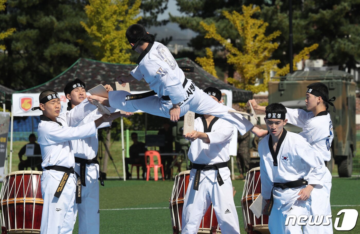 본문 이미지 - 5일 오전 경기 용인시 처인구 육군 제55보병사단 사령부 대연병장에서 열린 부대개방행사에서 1군단 사령부 태권도 시범단이 축하공연을 하고 있다. 2023.10.5/뉴스1 ⓒ News1 김영운 기자