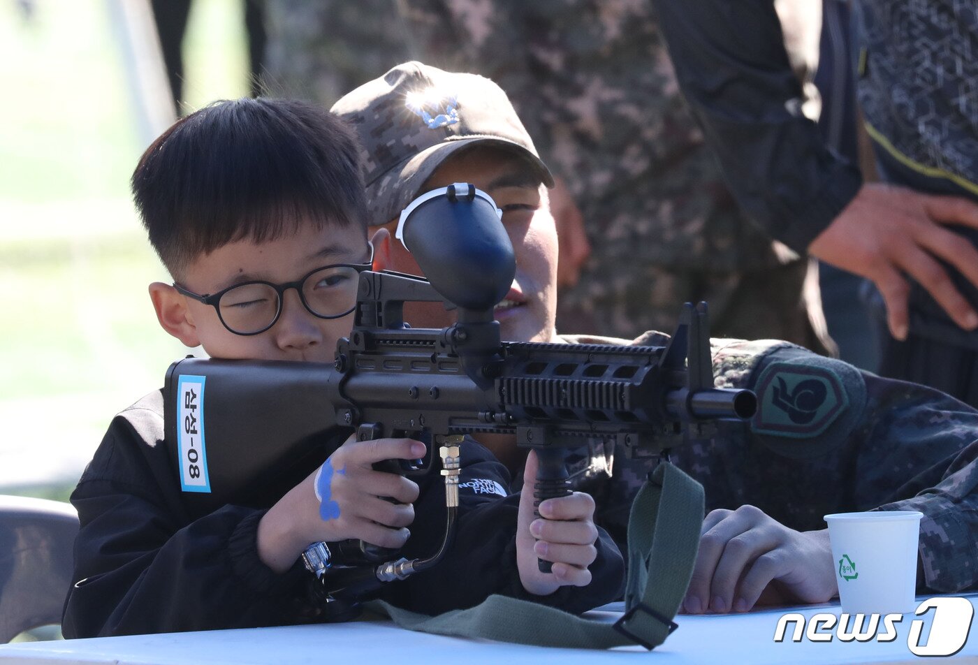 본문 이미지 - 5일 오전 경기 용인시 처인구 육군 제55보병사단 사령부 대연병장에서 열린 부대개방행사를 방문한 어린이들이 다양한 군 장비를 체험하고 있다. 2023.10.5/뉴스1 ⓒ News1 김영운 기자