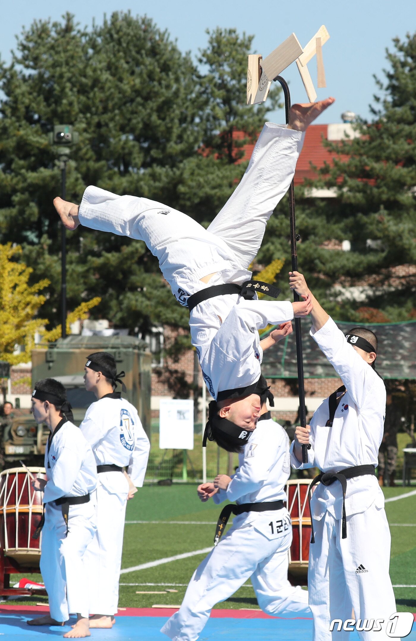 본문 이미지 - 5일 오전 경기 용인시 처인구 육군 제55보병사단 사령부 대연병장에서 열린 부대개방행사에서 1군단 사령부 태권도 시범단이 축하공연을 하고 있다. 2023.10.5/뉴스1 ⓒ News1 김영운 기자