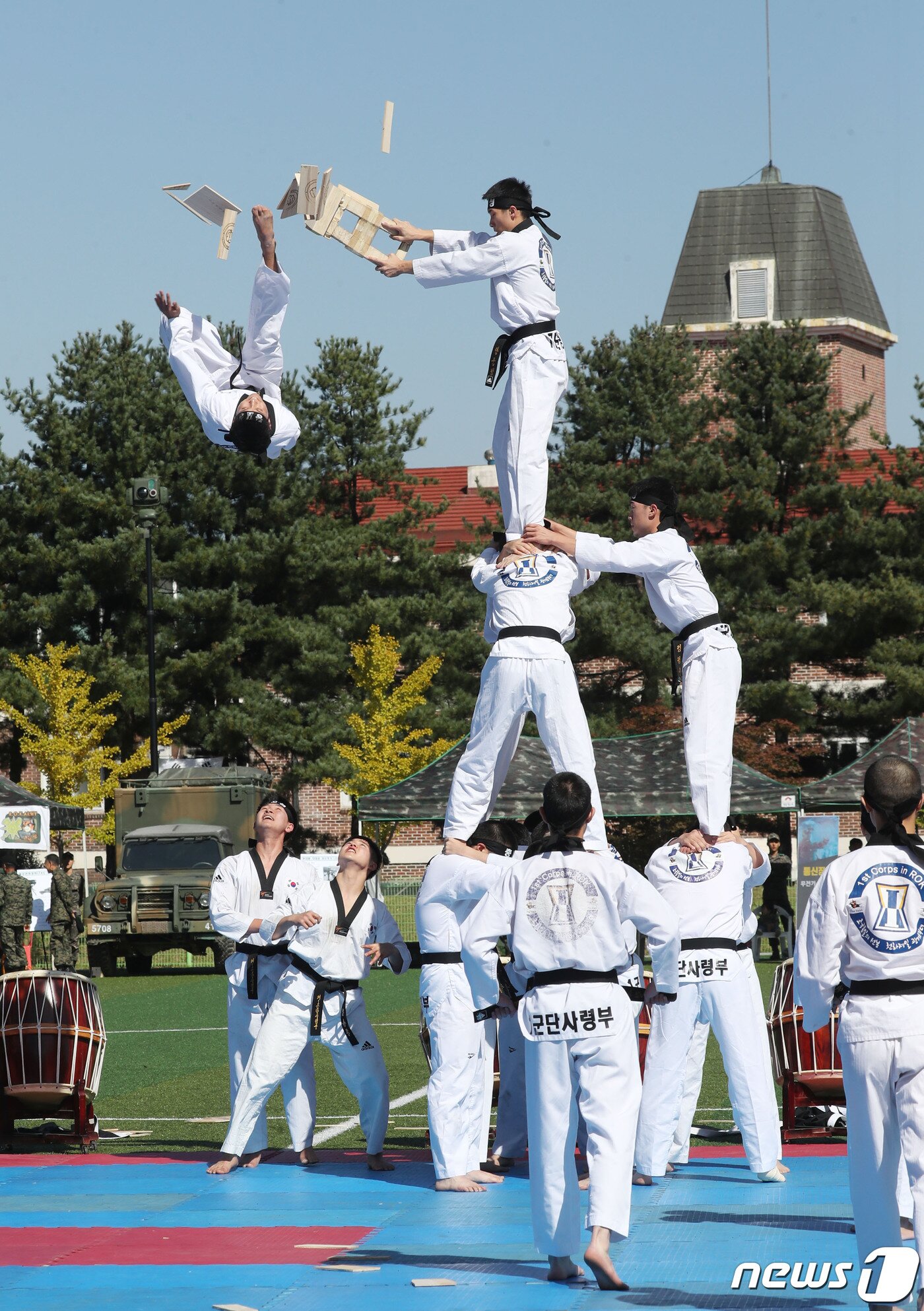 본문 이미지 - 5일 오전 경기 용인시 처인구 육군 제55보병사단 사령부 대연병장에서 열린 부대개방행사에서 1군단 사령부 태권도 시범단이 축하공연을 하고 있다. 2023.10.5/뉴스1 ⓒ News1 김영운 기자