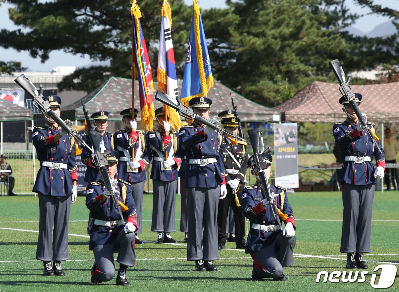 본문 이미지 - 5일 오전 경기 용인시 처인구 육군 제55보병사단 사령부 대연병장에서 열린 부대개방행사에서 지상작전사령부 의장대가 축하공연을 하고 있다. 2023.10.5/뉴스1 ⓒ News1 김영운 기자