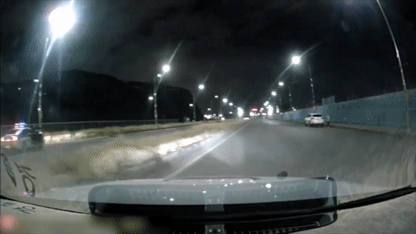 본문 이미지 - 추석 연휴였던 지난달 30일 오후 9시33분쯤 제주시 건입동의 한 도로에서 차를 훔쳐 몰고 다니던 A군과 B군이 경찰관들의 경고에 멈춰 서고 있다.(제주경찰청 제공)