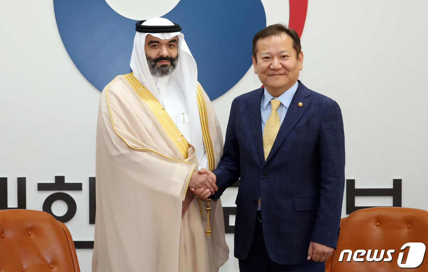 (서울=뉴스1) 김명섭 기자 = 이상민 행정안전부 장관과 압둘라 알스와하 사우디아라비아 통신정보기술부 장관이 5일 오후 서울 종로구 세종대로 정부서울청사에서 면담에 앞서 악수를 하 …