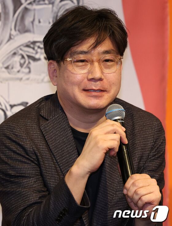 인사말 하는 전인철 연출