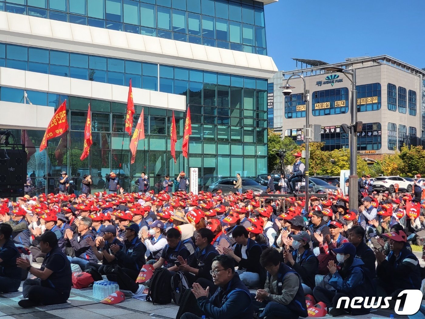 국민건강보험공단노동조합이 5일 오후 2시부터 강원특별자치도 원주시 건강보험공단 본사 앞에서 올해 노사 간 임금 교섭 결렬과 &#39;직무성과급 임금체계&#39; 추진 저지 등을 이유로 투쟁 선포식을 열고 있다. 또 노조는 오는 11일부터 17일까지 지역본부별 순환 파업에 돌입하겠다고 예고했다. 2023.10.5 ⓒ News1 신관호 기자