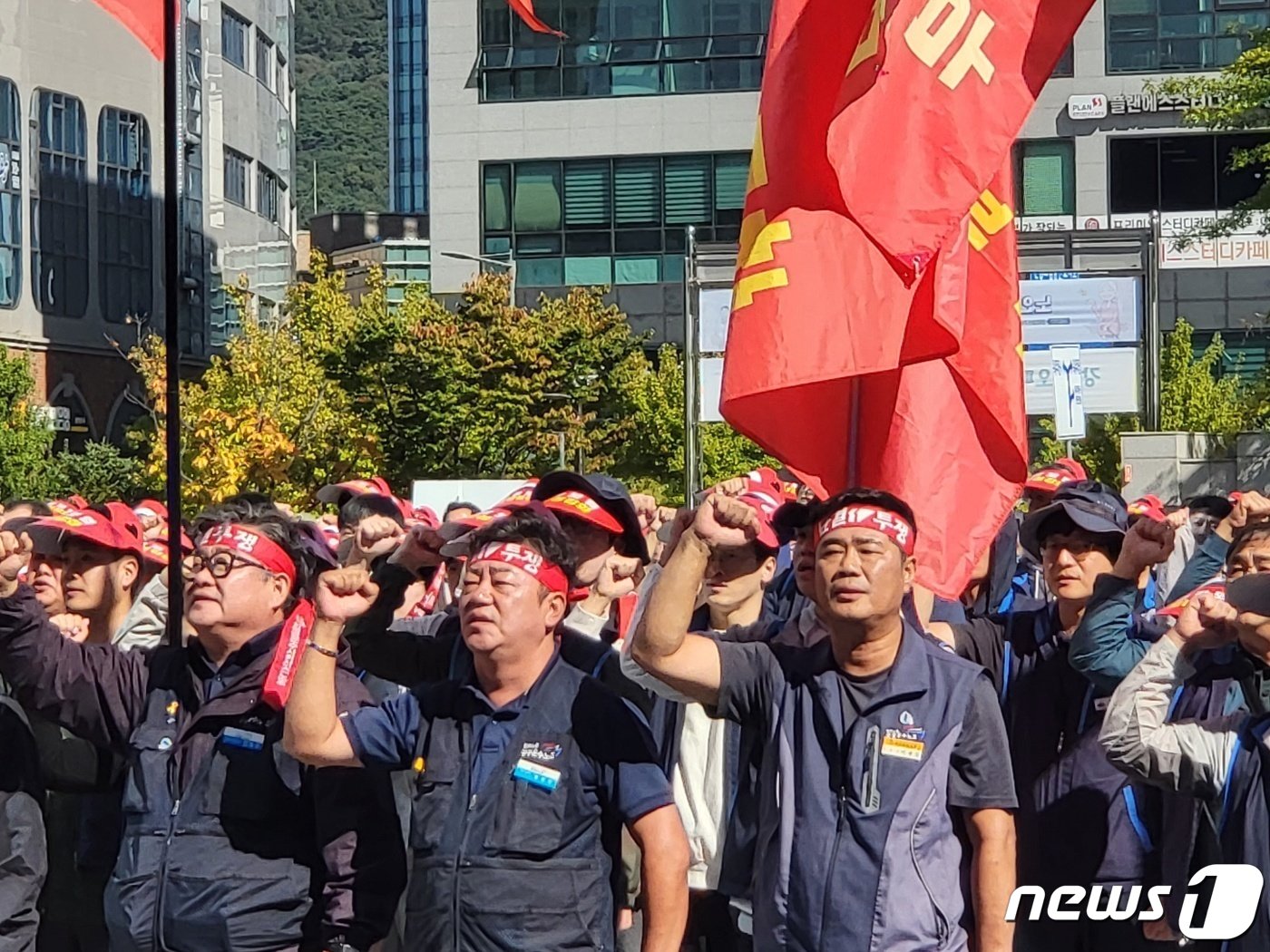 국민건강보험공단노동조합이 5일 오후 원특별자치도 원주시 건강보험공단 본사 앞에서 올해 노사 간 임금 교섭 결렬과 &#39;직무성과급 임금체계&#39; 추진 저지 등을 이유로 투쟁 선포식을 열고 있다. 또 노조는 오는 11일부터 17일까지 지역본부별 순환 파업에 돌입하겠다고 예고했다. 2023..10.5 ⓒ News1 신관호 기자