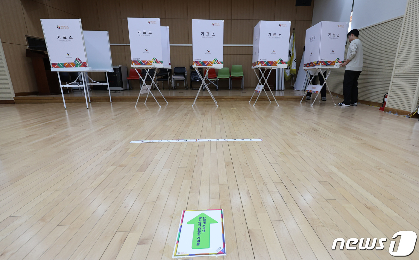 (서울=뉴스1) 박지혜 기자 = 5일 오후 서울 강서구 방화1동 주민센터 대강당에서 선관위 관계자들이 강서구청장 보궐선거 사전투표소를 설치하고 있다.강서구청장 보궐선거 사전투표는 …