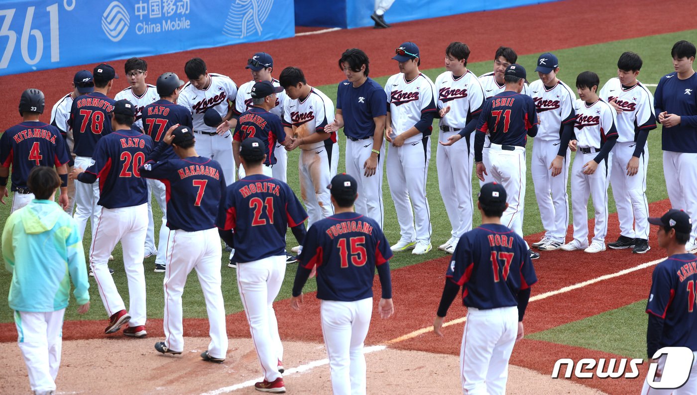 5일 중국 항저우 인근 사오싱 야구 스포츠 문화센터에서 열린 2022 항저우 아시안게임 야구 슈퍼라운드 대한민국과 일본의 경기에서 김형준을 비롯한 한국 선수들이 2대 0으로 승리한 후 일본 선수들과 인사하고 있다. 2023.10.5/뉴스1 ⓒ News1 신웅수 기자