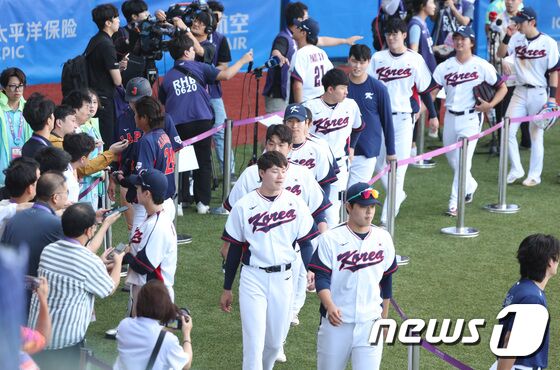 5일 중국 항저우 인근 사오싱 야구 스포츠 문화센터에서 열린 2022 항저우 아시안게임 야구 슈퍼라운드 대한민국과 일본의 경기에서 박세웅을 비롯한 한국 선수들이 2대 0으로 승리한 후 경기장을 나서고 있다. 2023.10.5/뉴스1 © News1 신웅수 기자
