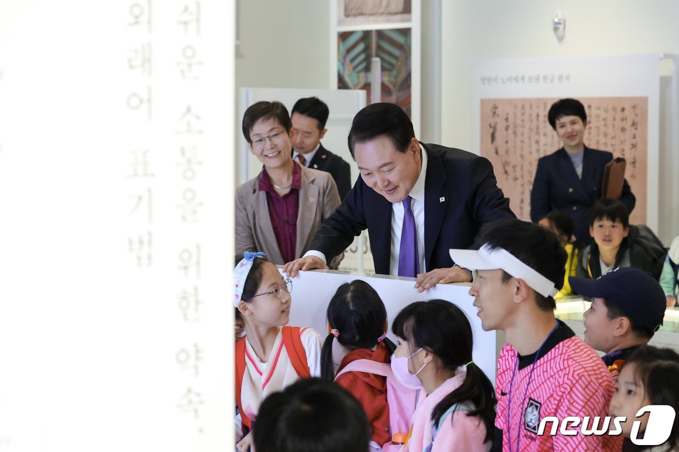본문 이미지 - 윤석열 대통령이 5일 한글 주간을 맞아 서울 용산구 국립한글박물관을 깜짝 방문해 전시물을 관람하며 어린이들과 대화하고 있다. (대통령실 제공) 2023.10.5/뉴스1 ⓒ News1 오대일 기자