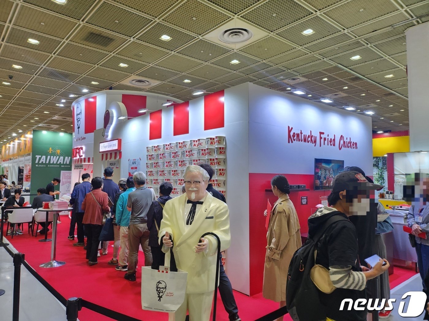 본문 이미지 - 서울 강남구 코엑스에서 열린 'IFS 프랜차이즈창업박람회' 내 KFC 부스.2023.10.5/뉴스1 ⓒ News1 이상학 기자  