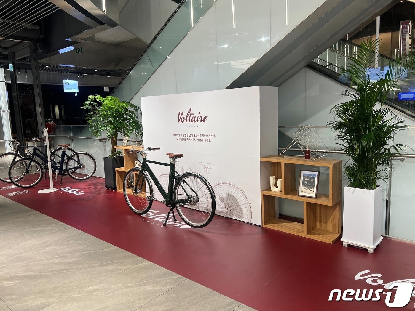 본문 이미지 -  볼테르 전기자전거 더현대대구 팝업숍 모습(더스윙 제공)