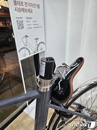 본문 이미지 - 볼테르 전기자전거 탈착식 배터리 모습(더스윙 제공) 