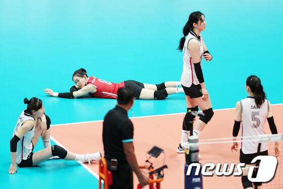 5일 오후 중국 항저우 사범대학 창첸캠퍼스 체육관에서 열린 2022 항저우 아시안게임 여자 배구 8강 라운드 E조 대한민국과 북한의 경기에서 대한민국 선수들이 실점을 허용한 뒤 아쉬워하고 있다. 2023.10.5/뉴스1 © News1 민경석 기자