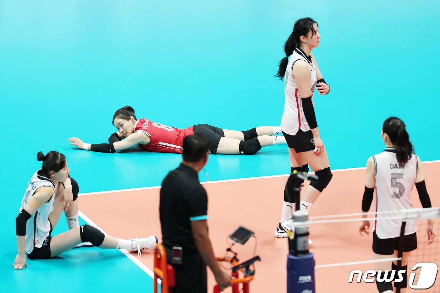 본문 이미지 - 지난해 10월5일 오후 중국 항저우 사범대학 창첸캠퍼스 체육관에서 열린 2022 항저우 아시안게임 여자 배구 8강 라운드 E조 대한민국과 북한의 경기에서 대한민국 선수들이 실점을 허용한 뒤 아쉬워하고 있다. 2023.10.5/뉴스1 ⓒ News1 민경석 기자