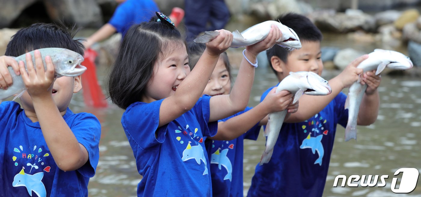 본문 이미지 - 완주 와일드&로컬푸드 축제 개막식을 하루 앞둔 5일 전북 완주군 고산자연휴양림 일원에서 사전 체험행사에 참여한 어린이들이 물고기를 잡고 있다. 2023.10.5/뉴스1 ⓒ News1 유경석 기자