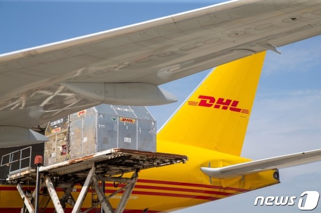 본문 이미지 - DHL 익스프레스 항공기 화물 하역 이미지(DHL 익스프레스 코리아 제공) 