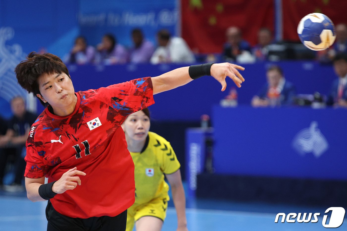 본문 이미지 - 류은희가 5일 중국 항저우 저장 궁상대 스포츠센터에서 열린 2022 항저우 아시안게임 여자 핸드볼 결승전 대한민국과 일본의 경기에서 슛을 시도하고 있다. 2023.10.5/뉴스1 ⓒ News1 신웅수 기자