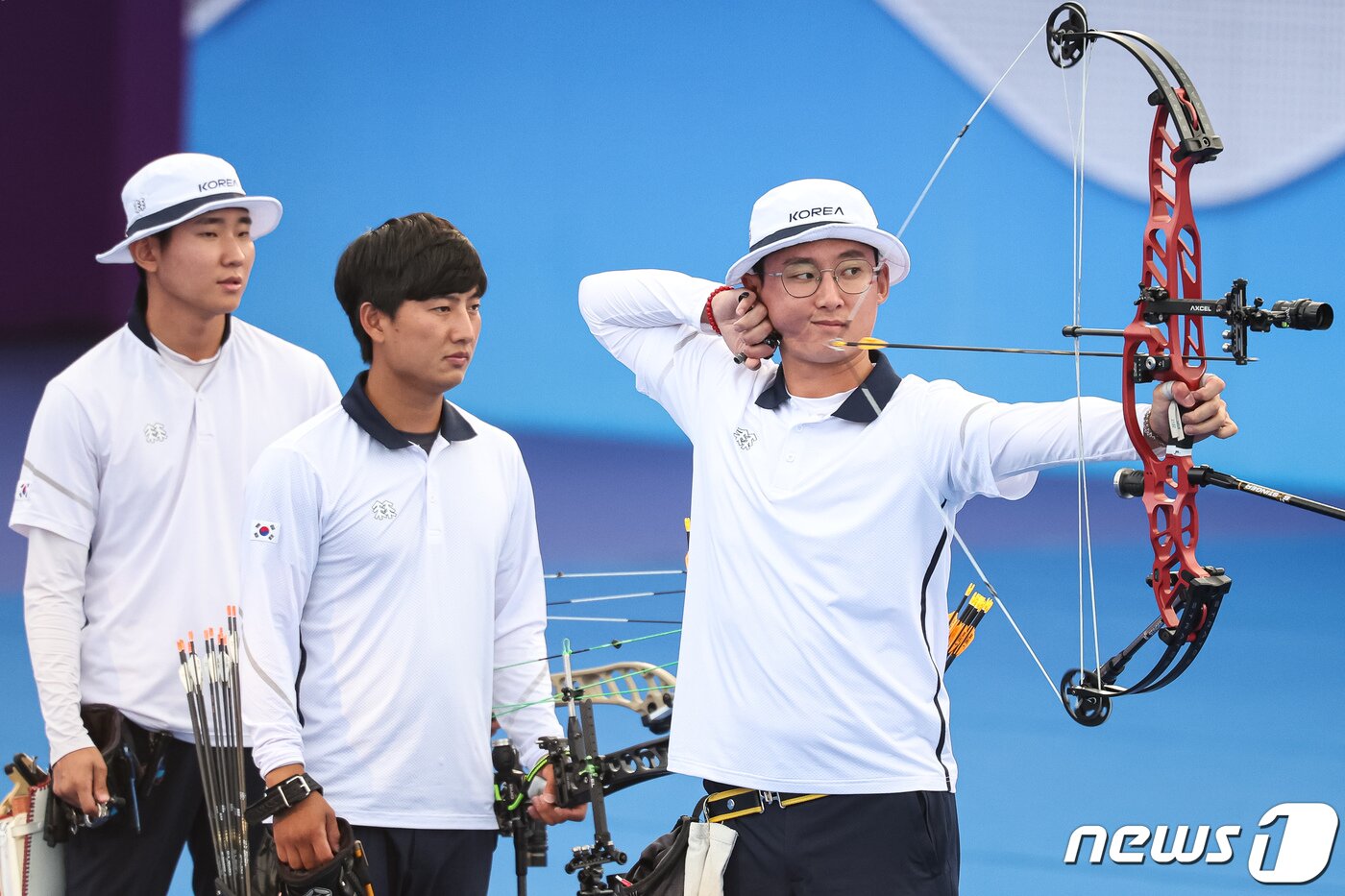 본문 이미지 - 김종호(오른쪽부터), 주재훈, 양재원이 5일 중국 항저우 푸양 인후 스포츠센터 양궁장에서 열린 2022 항저우 아시안게임 양궁 컴파운드 남자 단체전 결승에서 인도와 경기를 펼치고 있다. 양궁 컴파운드 남자 대표팀은 이날 결승에서 인도에 230-235로 져 은메달을 획득했다. 2023.10.5/뉴스1 ⓒ News1 유승관 기자