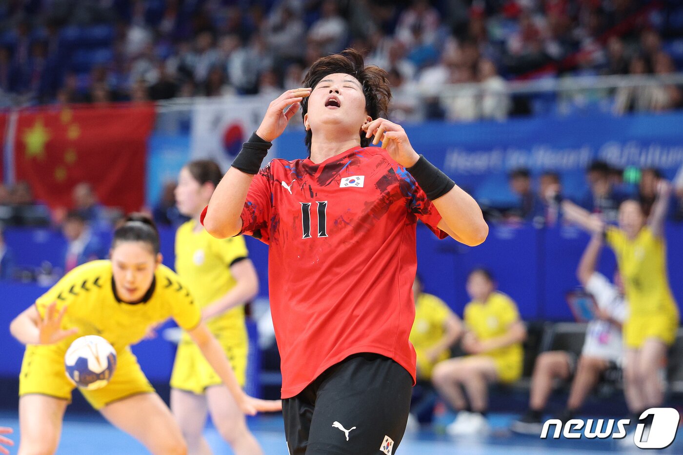 본문 이미지 - 류은희가 5일 중국 항저우 저장 궁상대 스포츠센터에서 열린 2022 항저우 아시안게임 여자 핸드볼 결승전 대한민국과 일본의 경기에서 득점에 실패한 후 아쉬워하고 있다. 2023.10.5 ⓒ 뉴스1 신웅수 기자