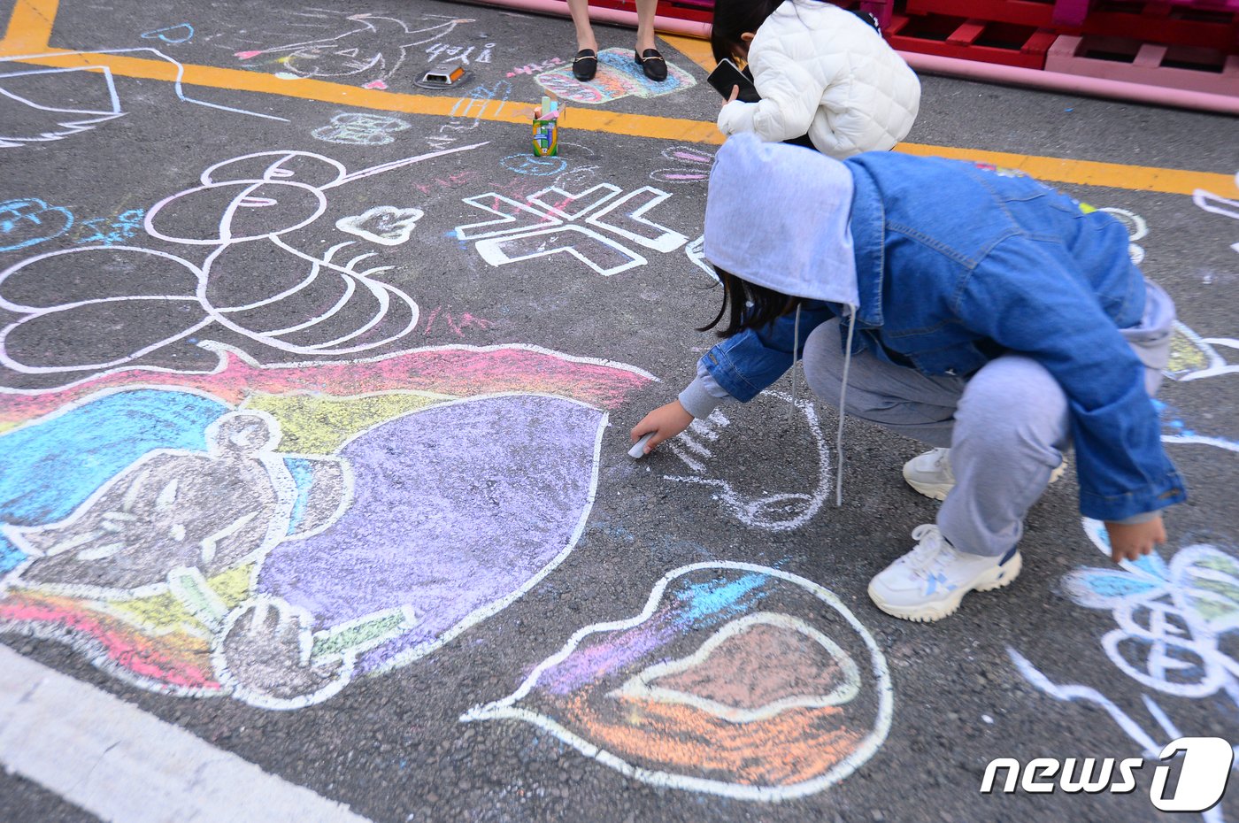 제20회 광주 추억의 충장축제 개막날인 5일 오후 광주 동구 5·18민주광장 일원에 조성된 추억정원에서 시민들이 자신의 추억을 그리고 있다. 2023.10.5/뉴스1 ⓒ News1 이승현 기자