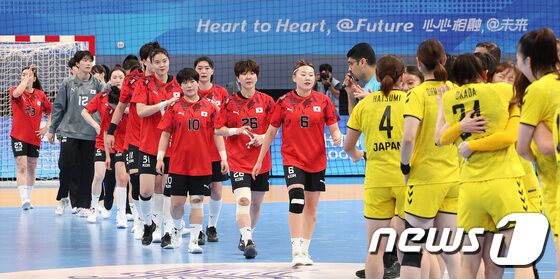 5일 중국 항저우 저장 궁상대 스포츠센터에서 열린 2022 항저우 아시안게임 여자 핸드볼 결승전 대한민국과 일본의 경기에서 강은서를 비롯한 대표팀 선수들이 경기장을 나서고 있다.  2023.10.5/뉴스1 © News1 신웅수 기자