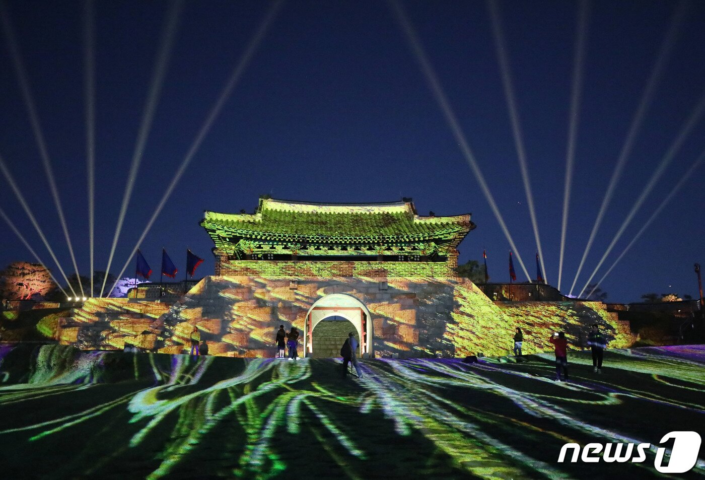 본문 이미지 - 2023 수원화성 미디어아트 개막을 하루 앞둔 5일 오후 경기 수원시 팔달구 수원화성 창룡문 일대에서 미디어아트쇼 리허설이 진행되고 있다. 2023.10.5/뉴스1 ⓒ News1 김영운 기자