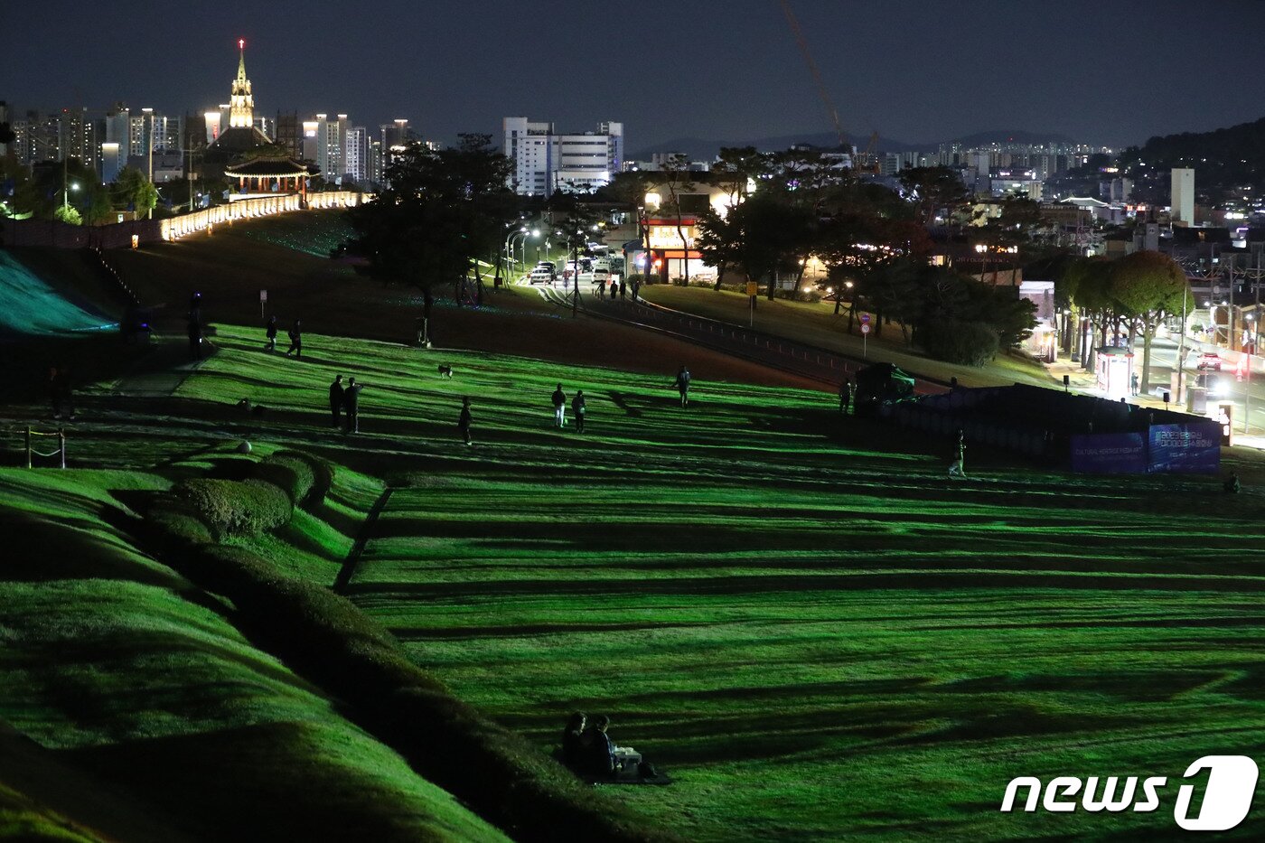 본문 이미지 - 2023 수원화성 미디어아트 개막을 하루 앞둔 5일 오후 경기 수원시 팔달구 수원화성 창룡문 일대에서 미디어아트쇼 리허설이 진행되고 있다. 2023.10.5/뉴스1 ⓒ News1 김영운 기자