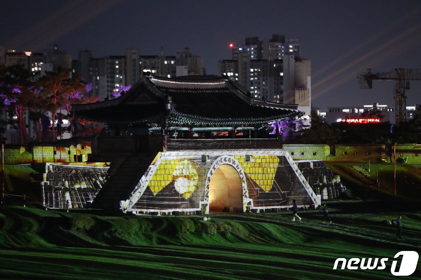본문 이미지 - 2023 수원화성 미디어아트 개막을 하루 앞둔 5일 오후 경기 수원시 팔달구 수원화성 창룡문 일대에서 미디어아트쇼 리허설이 진행되고 있다.  2023.10.5/뉴스1 ⓒ News1 김영운 기자