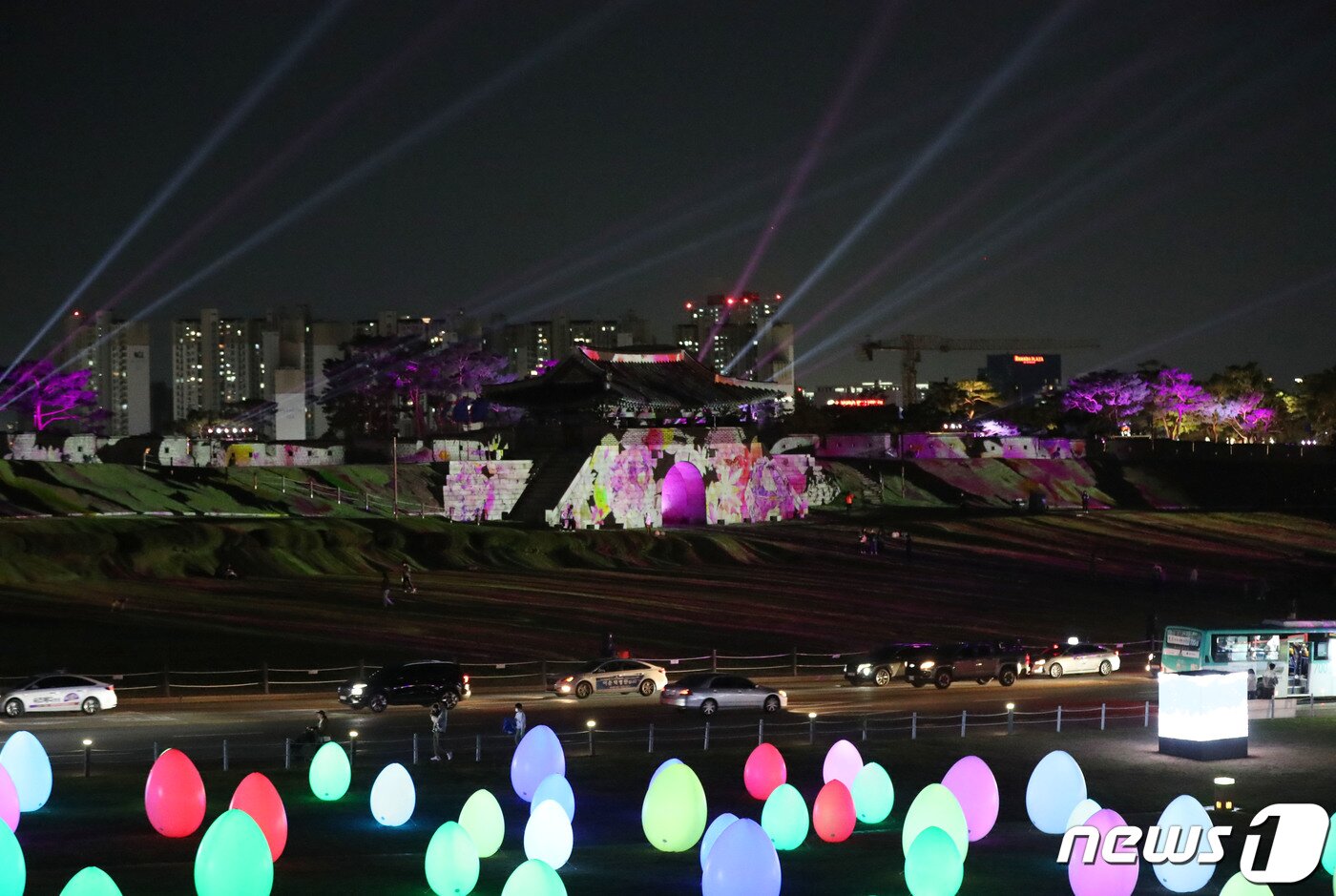 본문 이미지 - 2023 수원화성 미디어아트 개막을 하루 앞둔 5일 오후 경기 수원시 팔달구 수원화성 창룡문 일대에서 미디어아트쇼 리허설이 진행되고 있다. 2023.10.5/뉴스1 ⓒ News1 김영운 기자