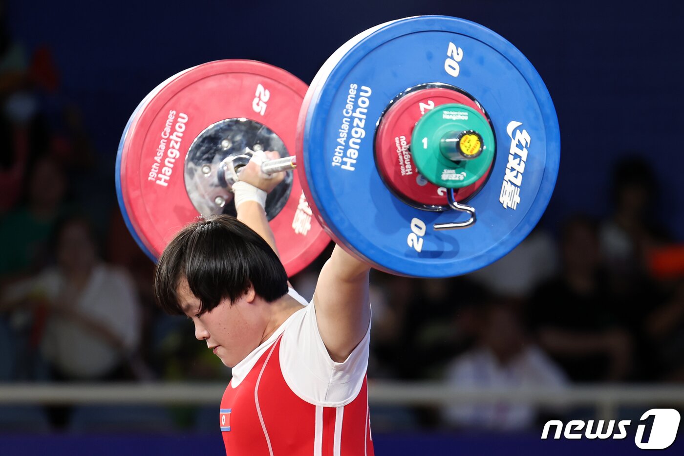 본문 이미지 - 5일 오후 중국 항저우 샤오산 스포츠센터에서 열린 2022 항저우 아시안게임 여자 역도 76kg급 그룹 A 결선 2차 시기에서 북한 성국향이 바벨을 들어올리고 있다. 2023.10.5/뉴스1 ⓒ News1 민경석 기자
