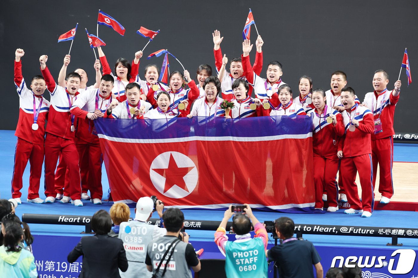 본문 이미지 - 5일 오후 중국 항저우 샤오산 스포츠센터에서 열린 2022 항저우 아시안게임 여자 역도 76kg급 그룹 A 결선에서 북한의 송국향과 정춘희가 각각 금메달과 은메달을 목에 건 뒤 북한의 메달리스트들이 모두 모여 기념촬영을 하고 있다. 2023.10.5/뉴스1 ⓒ News1 민경석 기자