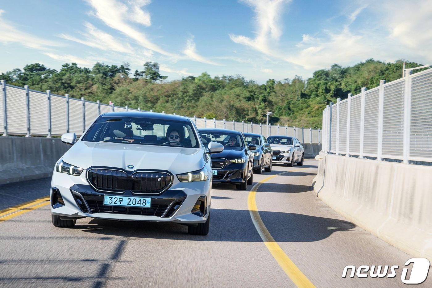 본문 이미지 - BMW 뉴 5시리즈 주행 모습.(BMW코리아 제공)ⓒ 뉴스1 