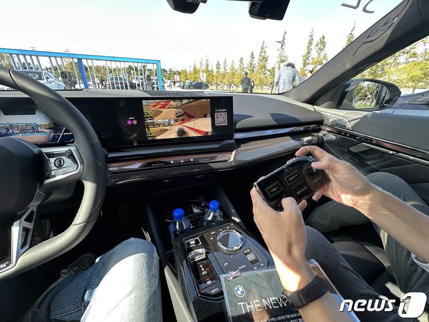본문 이미지 - 뉴 i5의  에어콘솔 게이밍 플랫폼을 이용해 차량 내 게임을 즐기는 모습.ⓒ 뉴스1 이동희 기자
