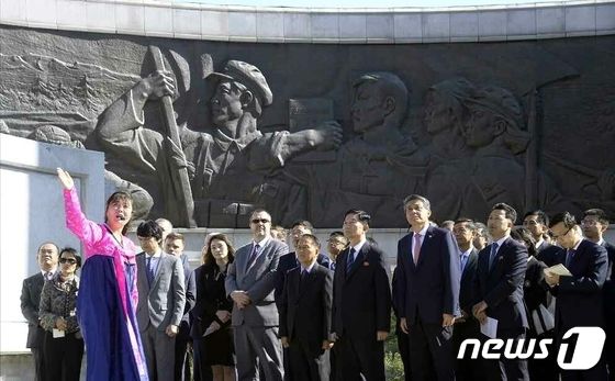 북한 주재 외교단 '노동당 창건 기념탑' 참관 
