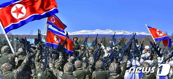 북한, 주민들에 '인공기' 의미 부각… "위대한 강국의 국기"