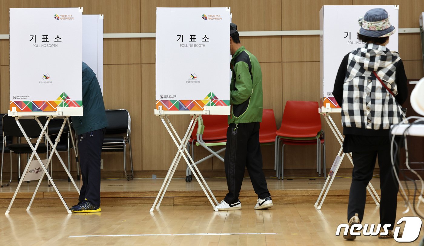 서울 강서구청장 보궐선거 사전투표가 시작된 6일 오전 서울 방화1동 주민센터에 마련된 투표소에서 시민들이 투표를 하고 있다. 2023.10.6/뉴스1 ⓒ News1 김성진 기자