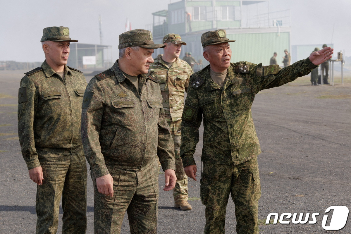 (로이터=뉴스1) 우동명 기자 = 세르게이 쇼이구 러시아 국방장관이 5일 (현지시간) 남부 군사 지구 훈련소를 방문하고 있다. 2023.10.6ⓒ 로이터=뉴스1