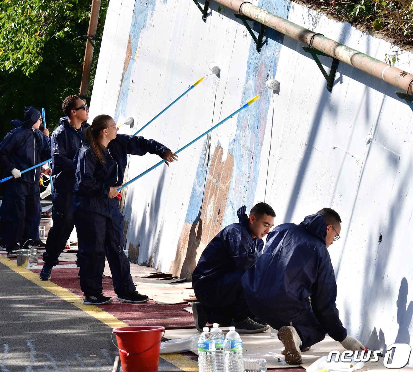 6일 오전 경북 포항에 주둔 중인 미 해병대 캠프무적 장병과 군무원들이 포항선린애육원에서 붓과 롤러붓으로 벽화 보수 작업을 하고 있다.2023.10.6/뉴스1 ⓒ News1 최창호 기자