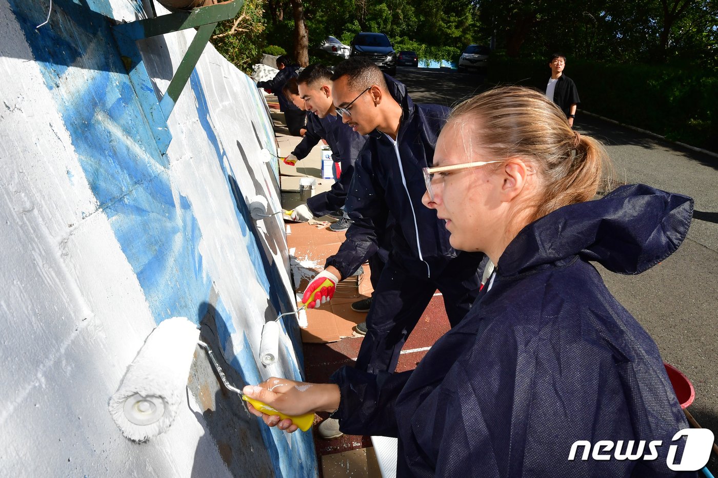 6일 오전 경북 포항에 주둔 중인 미 해병대 캠프무적 장병과 군무원들이 포항선린애육원에서 벽화 작업을 앞두고 흰색 페인트를 칠하고 있다.2023.10.6/뉴스1 ⓒ News1 최창호 기자