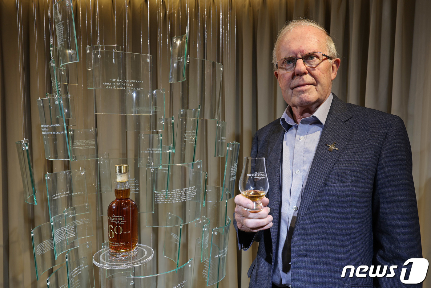 (서울=뉴스1) 장수영 기자 = 6일 오전 서울 강남구 앤드티리메타에서 열린 싱글몰트 위스키 발베니 60년 출시 기념 헤리티지 전시에서 데이비드 스튜어트 몰트 마스터가 포즈를 하고 …