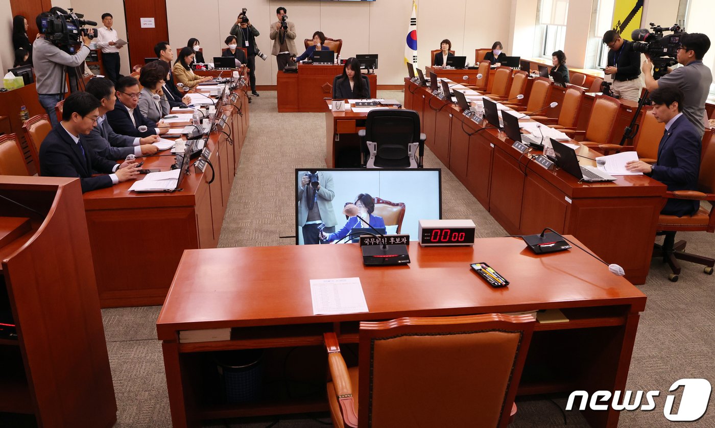 본문 이미지 - 권인숙 국회 여성가족위원장이 6일 오전 서울 여의도 국회에서 열린 김행 여성가족부 장관 후보자 인사청문회에서 의사봉을 두드리고 있다. 국민의힘은 이날 야당 주도로 하루 더 연장한 인사청문회에 후보자와 의원들은 참석하지 않겠다고 밝혔다. 2023.10.6/뉴스1 ⓒ News1 황기선 기자
