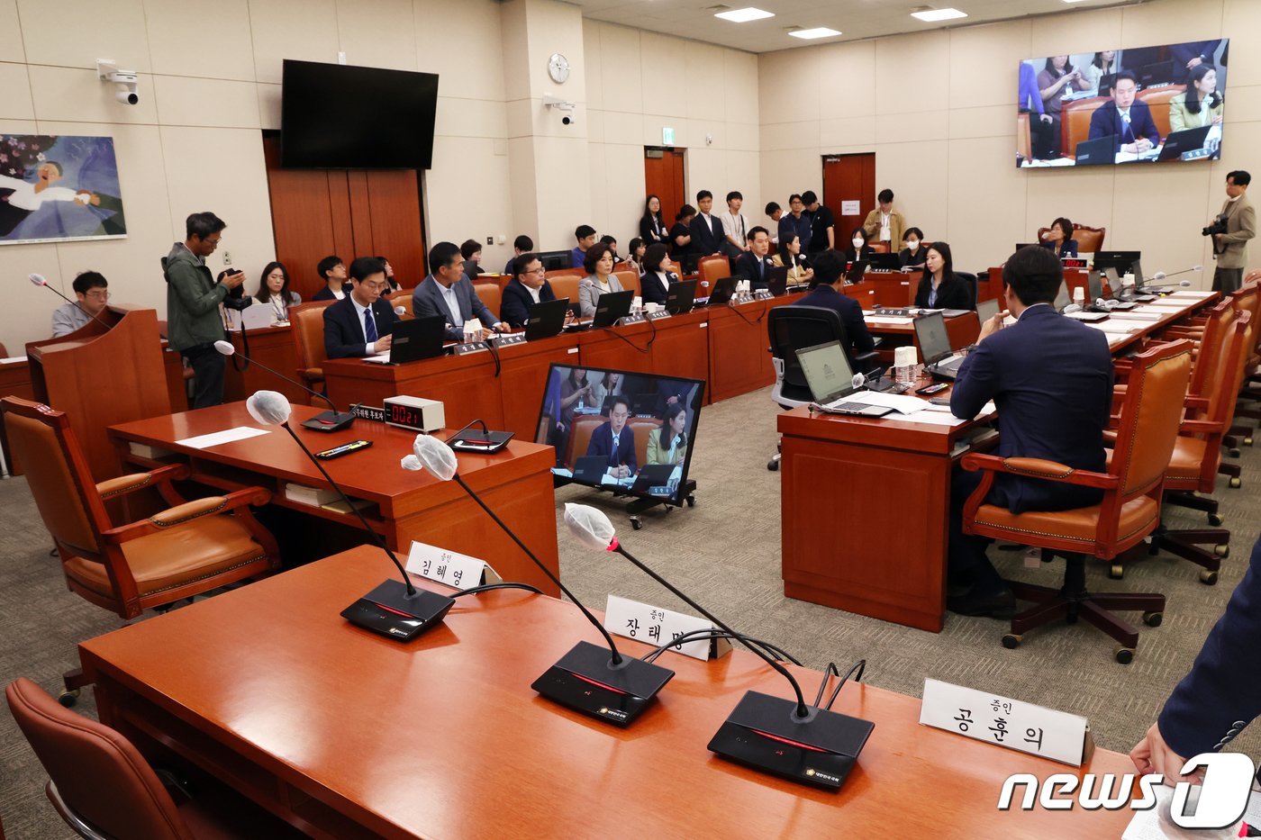 본문 이미지 - 6일 오전 서울 여의도 국회에서 열린 김행 여성가족부 장관 후보자 인사청문회에 김 후보자 자리가 비어 있다. 국민의힘은 이날 야당 주도로 하루 더 연장한 인사청문회에 후보자와 의원들은 참석하지 않겠다고 밝혔다. 2023.10.6/뉴스1 ⓒ News1 황기선 기자