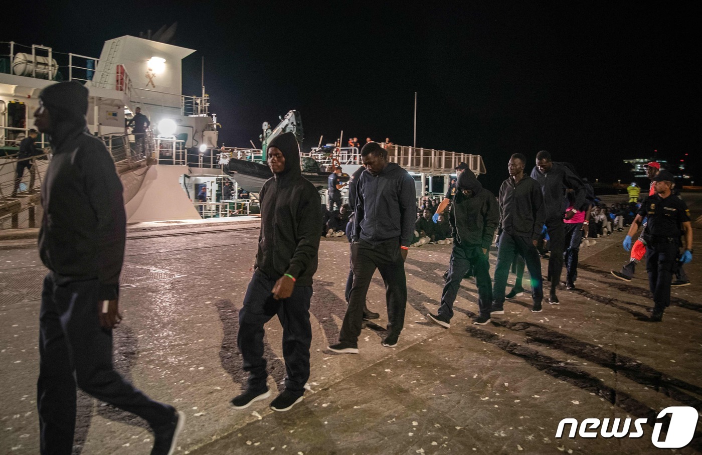 (카나리아 제도 AFP=뉴스1) 문혜원 기자 = 5일(현지시간) 스페인령 카나리아 제도 엘 이에로 섬에 도착한 아프리카 이주민이 버스를 타기 위해 발걸음을 옮기고 있다. 지난 48 …